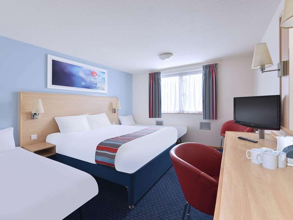 Travelodge Milton Keynes Old Stratford Номер фото