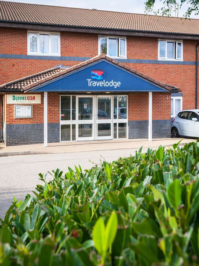 Travelodge Milton Keynes Old Stratford Экстерьер фото